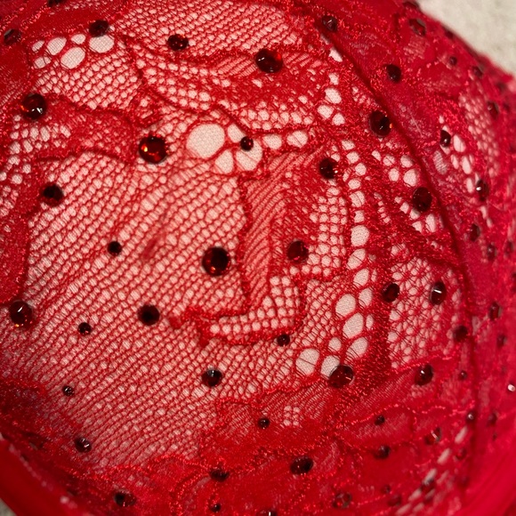 VS red lace push up bra - Picture 2 of 4